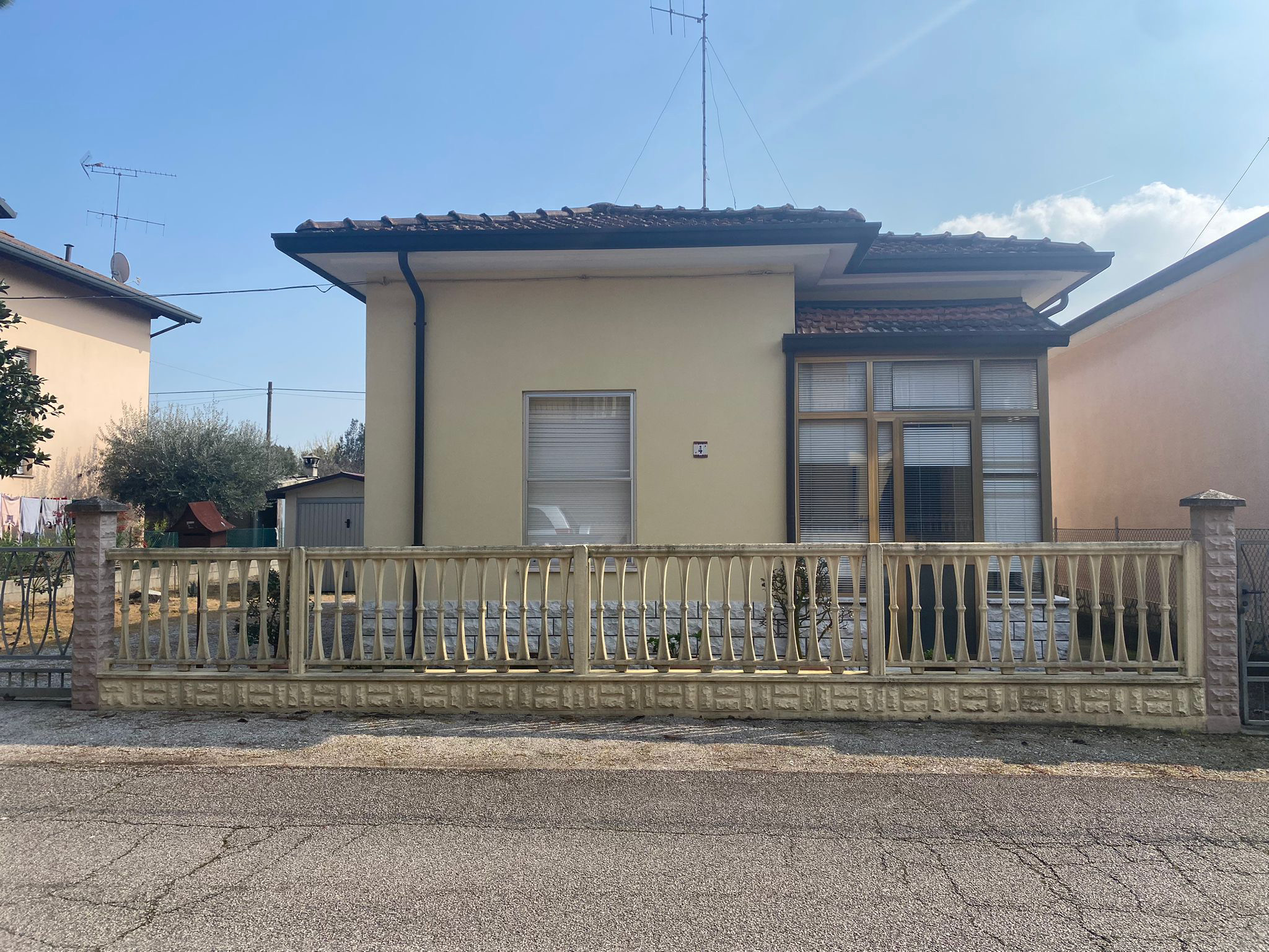 CASA SU UN SOLO PIANO CASA SU UN SOLO PIANO